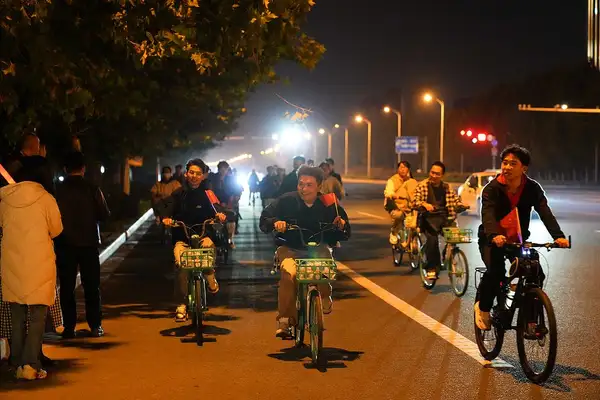 Night Cycling Trend in China: Fun or Worry?