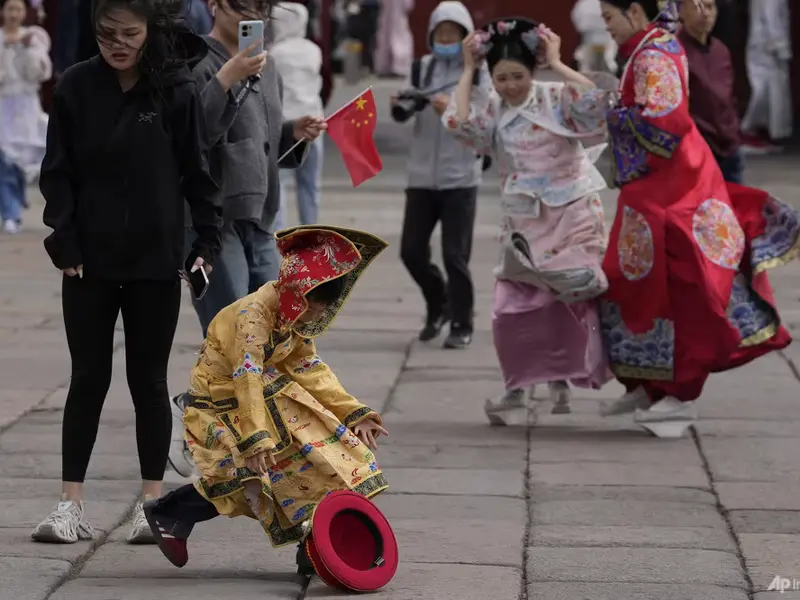 Strong Winds Disrupt Travel in Beijing