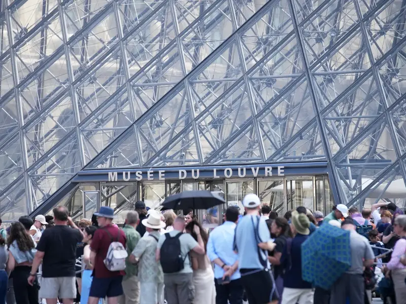 Louvre Museum Closes Due to Staff Protest