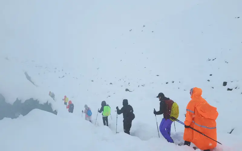 Everest Hikers Face Blizzard: A Multi-Level English Learning Experience